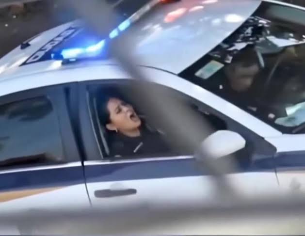 Policias captados en patrulla video twitter, Video de la policia mujer viral sin censura, policia mexicana video viral